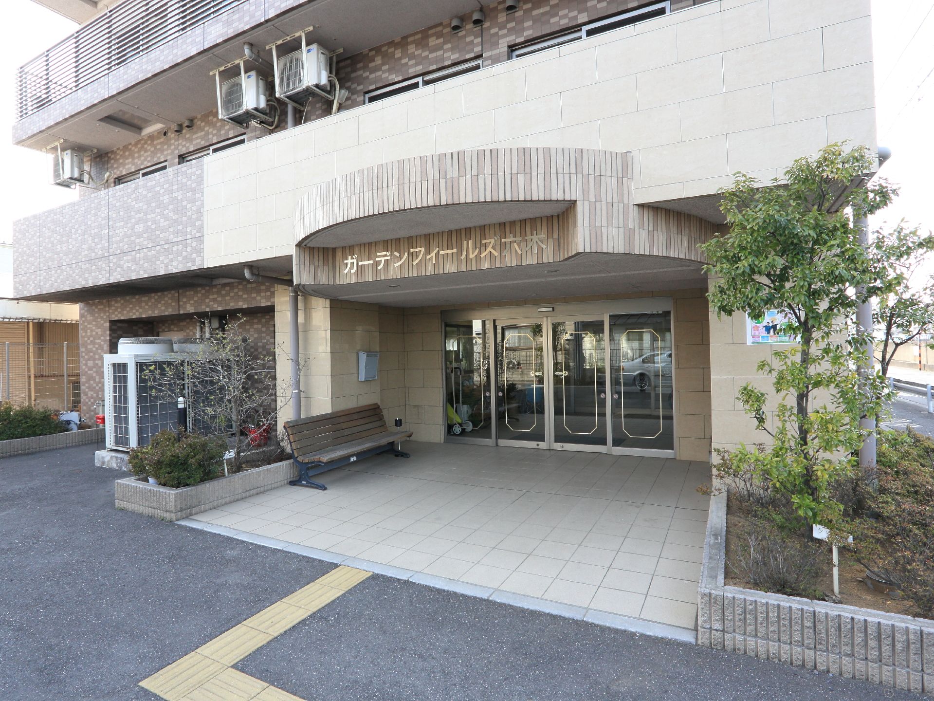 花壇を設けた、施設のエントランス。