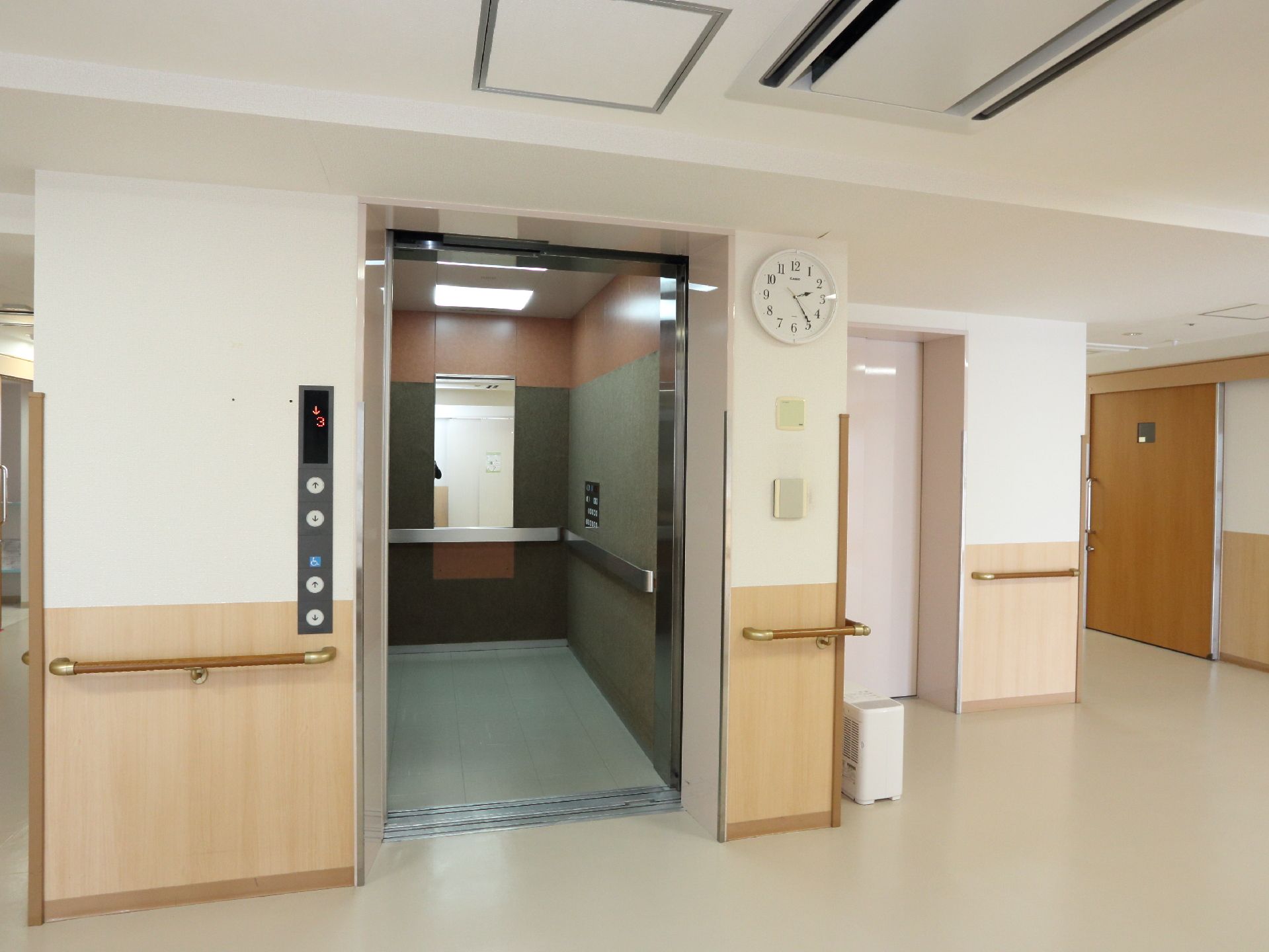 入口付近に手すりを設けたエレベーター。
