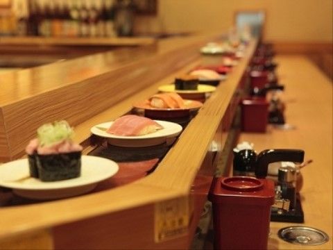 施設周辺の回転寿司。お寿司の乗ったお皿が流れている様子。