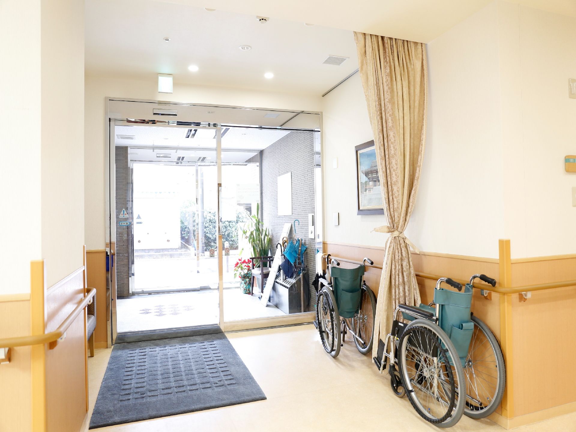 車いすが壁に立てかけられたエントランス。2重扉になっている。