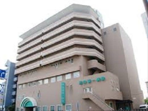 多階層のモダンな建物外観