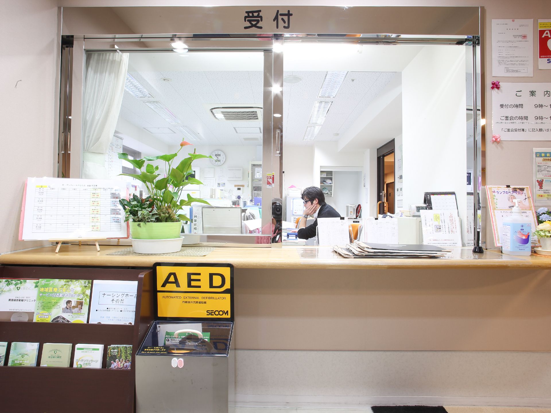 玄関を入ると、受付がある。受付内には事務所があり、スタッフが常駐している。受付にはAEDが設置されている。