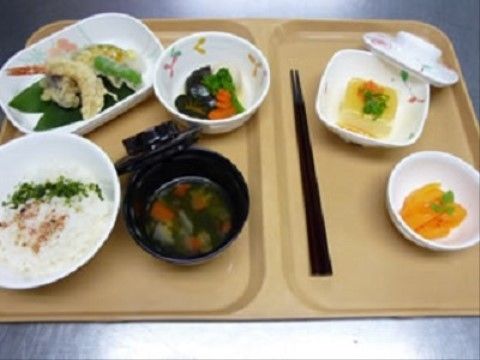 天ぷらや野菜の小鉢の付いた和食のセット