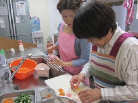 入居者が集まって料理をしている様子