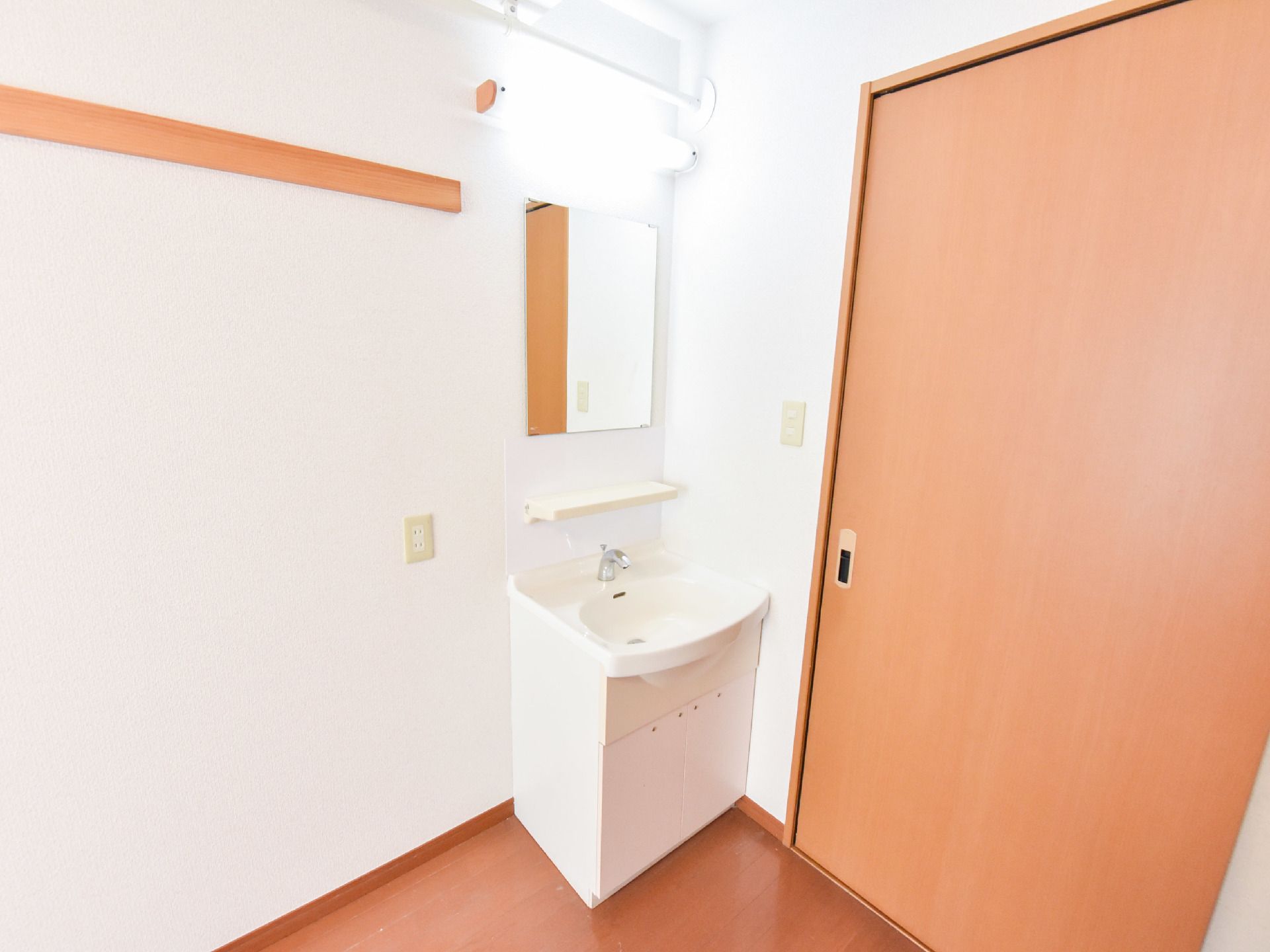 居室に入った場所に、洗面台が設置されている。ライトと鏡がついていて、蛇口はオートマティックである。下には戸棚がある。