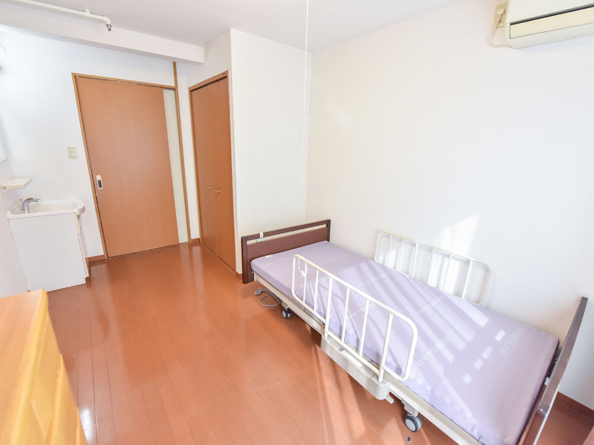 部屋はフローリングで、ベッドとクローゼット及び洗面台が用意されている。また換気扇とスプリンクラーも装備されている。