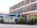 敷地前に駐車場があり、広々としている。木々がたくさん植えられており、自然に親しむことができる環境である。