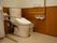 温水洗浄便座のトイレを設置している。操作ボタンを壁に設置しており押しやすい。呼び出しボタンがあるので緊急時も安心である。