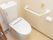 洋式トイレが用意されている。中には手すりと、万一のための呼出しブザーがも用意されている。壁はベージュを基調として落ち着いた作りになっている。