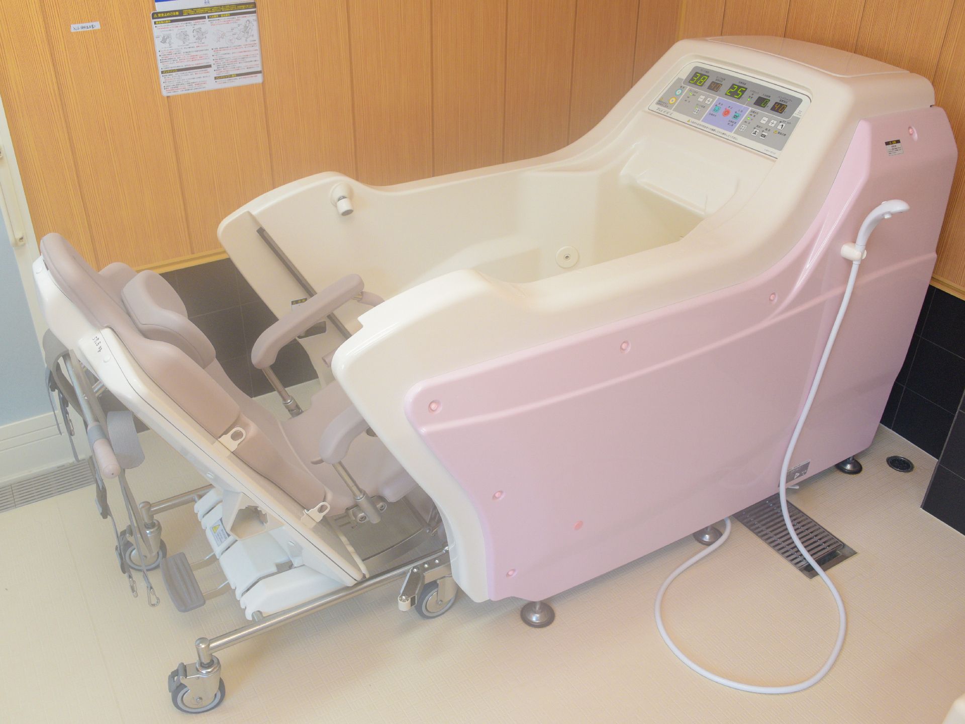 寝たきりで浴槽へ移動できない方の浴槽が用意されている。専用の車椅子に乗り換えることでシャワーを浴びることもでき、湯船に入ることもできる。