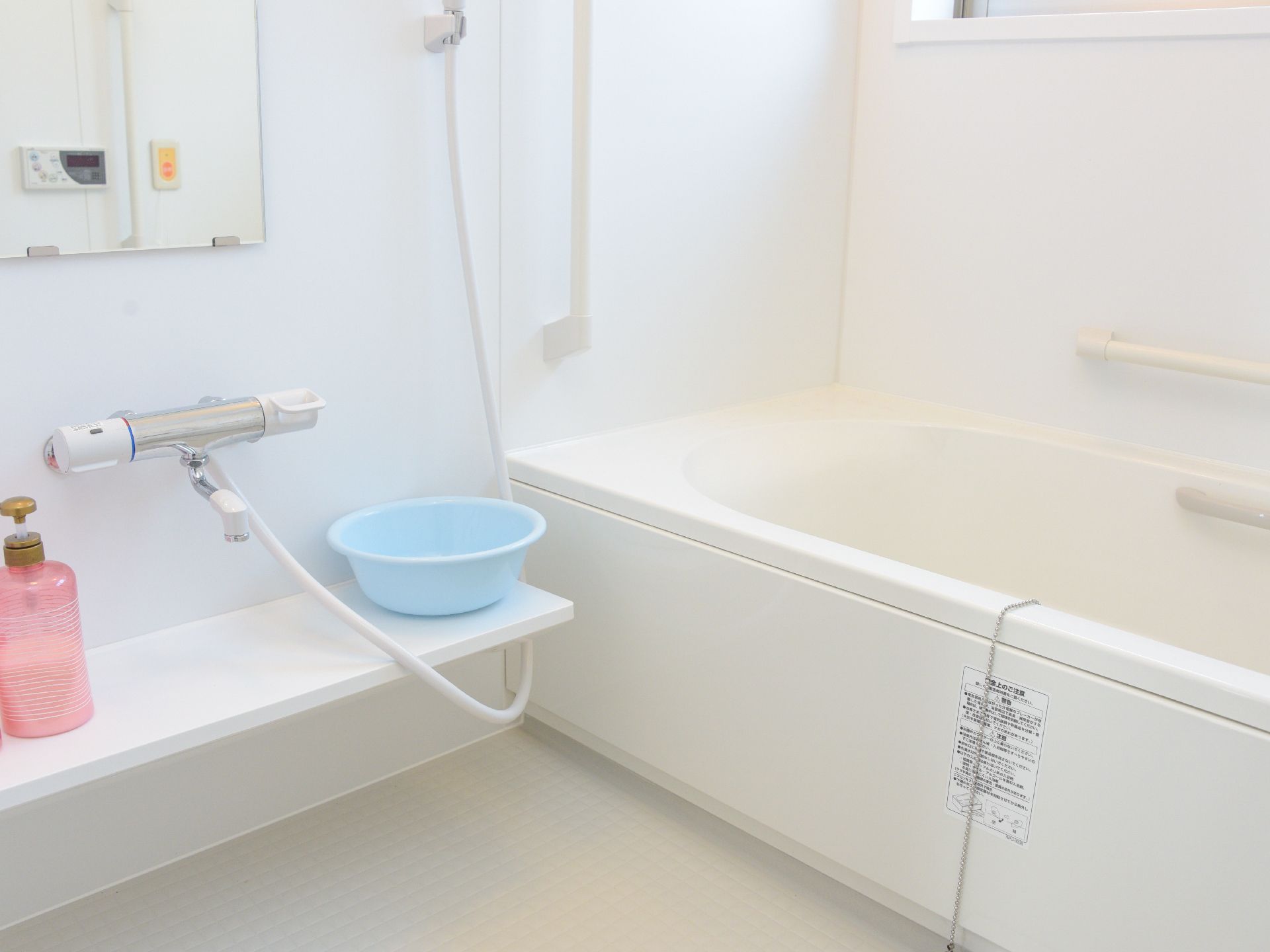 一般家庭並みの浴室が用意されている。白を基調としており、浴槽とシャワーが用意されている。浴槽はリモコンでの温度管理ができる。