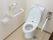 一般家庭で使用するのと変わらないトイレが設置されている。また手すりが用意されており、緊急時のブザーも完備している。