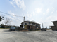 平穏な住宅街にある施設の外観