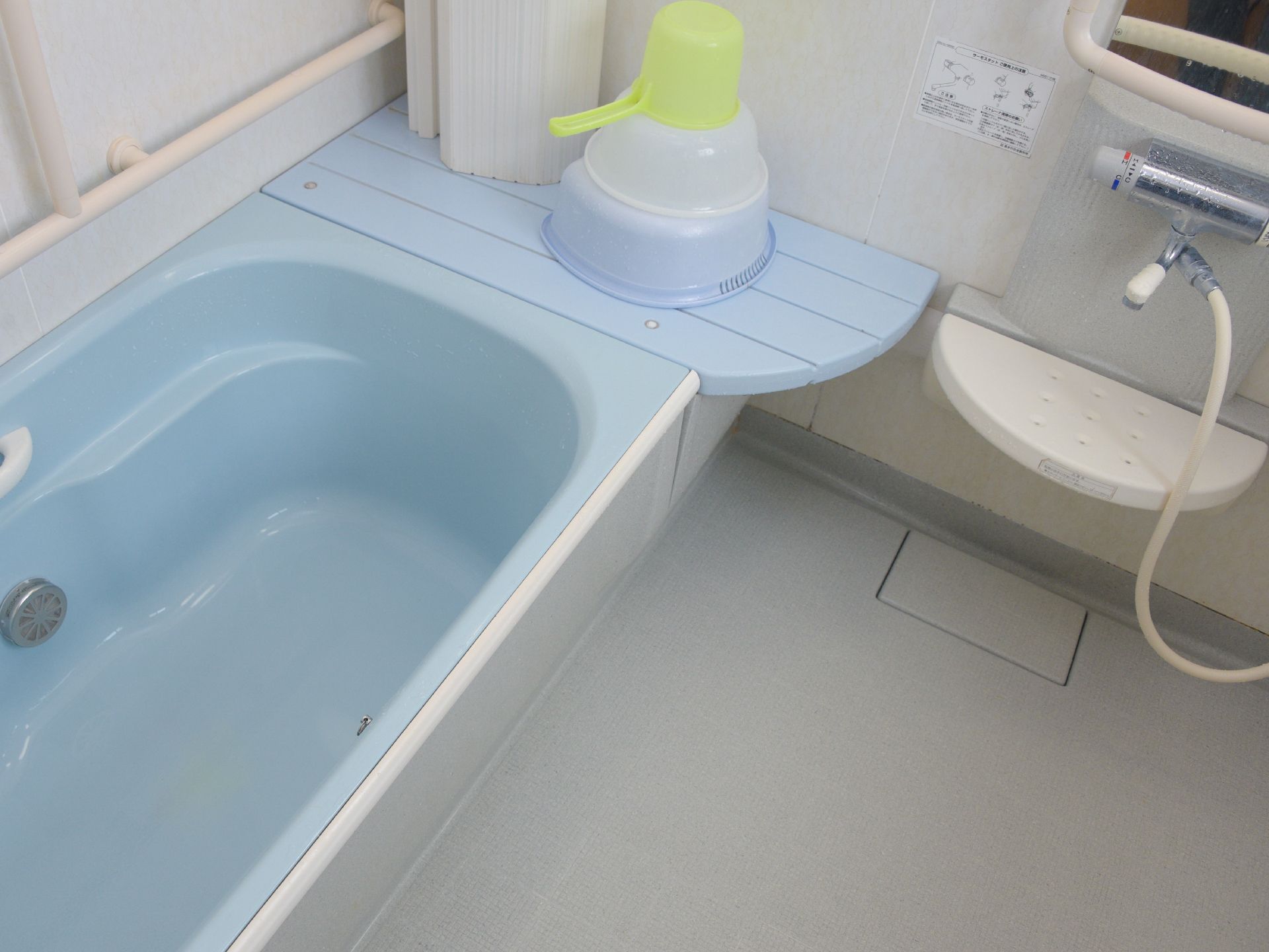 衛生的で清掃が行き届いている浴室。浴室の壁だけでなく浴槽の中にも手すりがある。洗い場の方にも手すりがある。