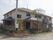 小規模住宅型のグループホームなので、見た目も普通の住宅のような印象。2階建てで1階部分は茶色、2階部分はベージュ。植栽も施されている。