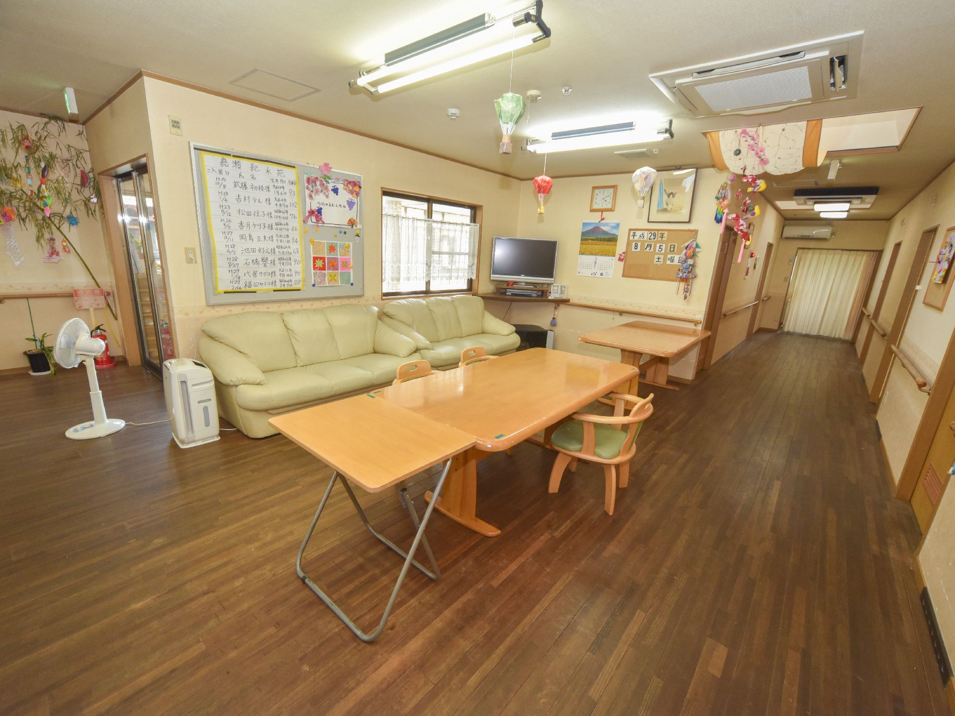 談話コーナーは、スペースが廊下と共有されていて、車椅子の居住者も、移動がとても楽である。天井からは、手作りのオブジェがぶら下がっている。