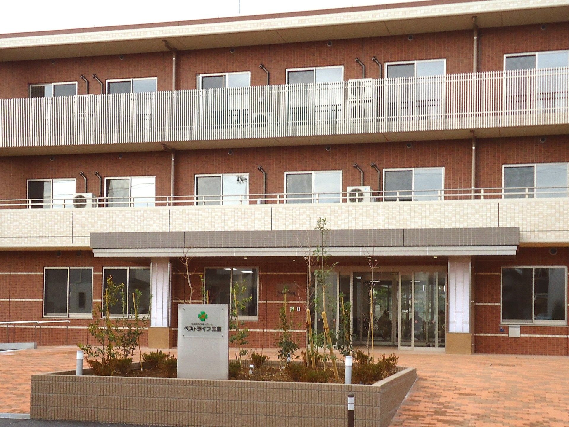 施設は、24時間体制で入居者様の安全を見守る。入居者様やご家族様に納得のいただける施設として、訪問看護を充実させ手厚い介護ケアを提供する。