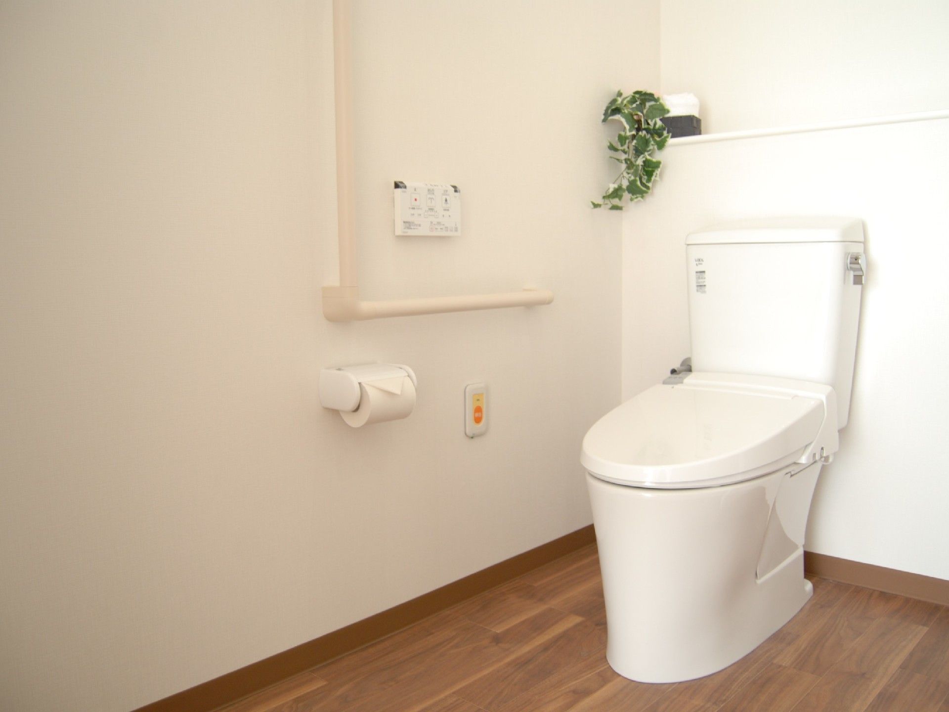 すっきりと清潔なトイレには、温水洗浄便座器や体調不良を知らせる呼び出しブザーが設置されている。安心して快適に使用することができる。