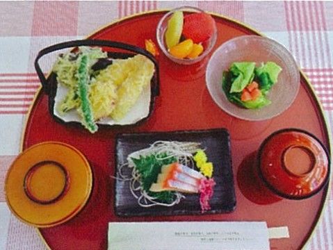 朱の盆に綺麗に並べられた、料亭の料理のような本格的な食事