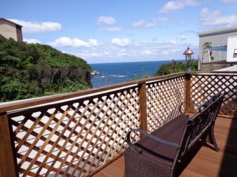 ベンチに腰掛けながら、のんびり雄大な海の景色が楽しめるウッドデッキ