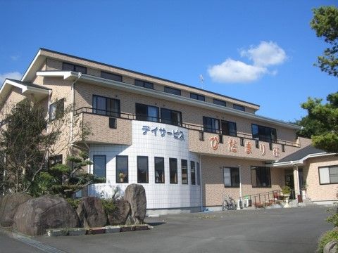 デイサービスを併設した施設である。敷地内の車の進入スペースを広く確保している。施設入口は手すり付きスロ―プが設置され移動の際も安全である。