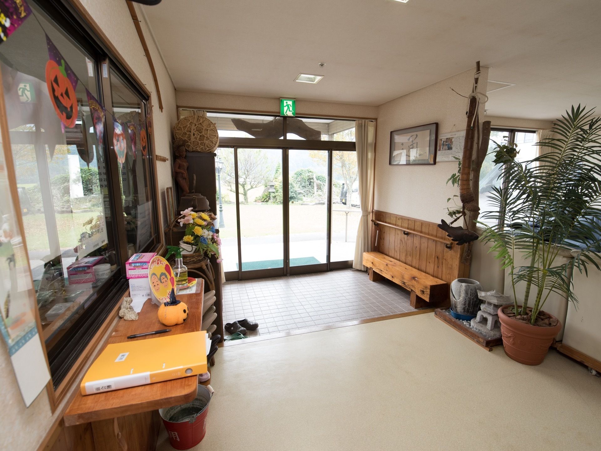 エントランスはガラス戸なので、外の光でとても明るい。真ん中は通路として広く空けてあるので、車椅子をご利用の方も使用しやすい。