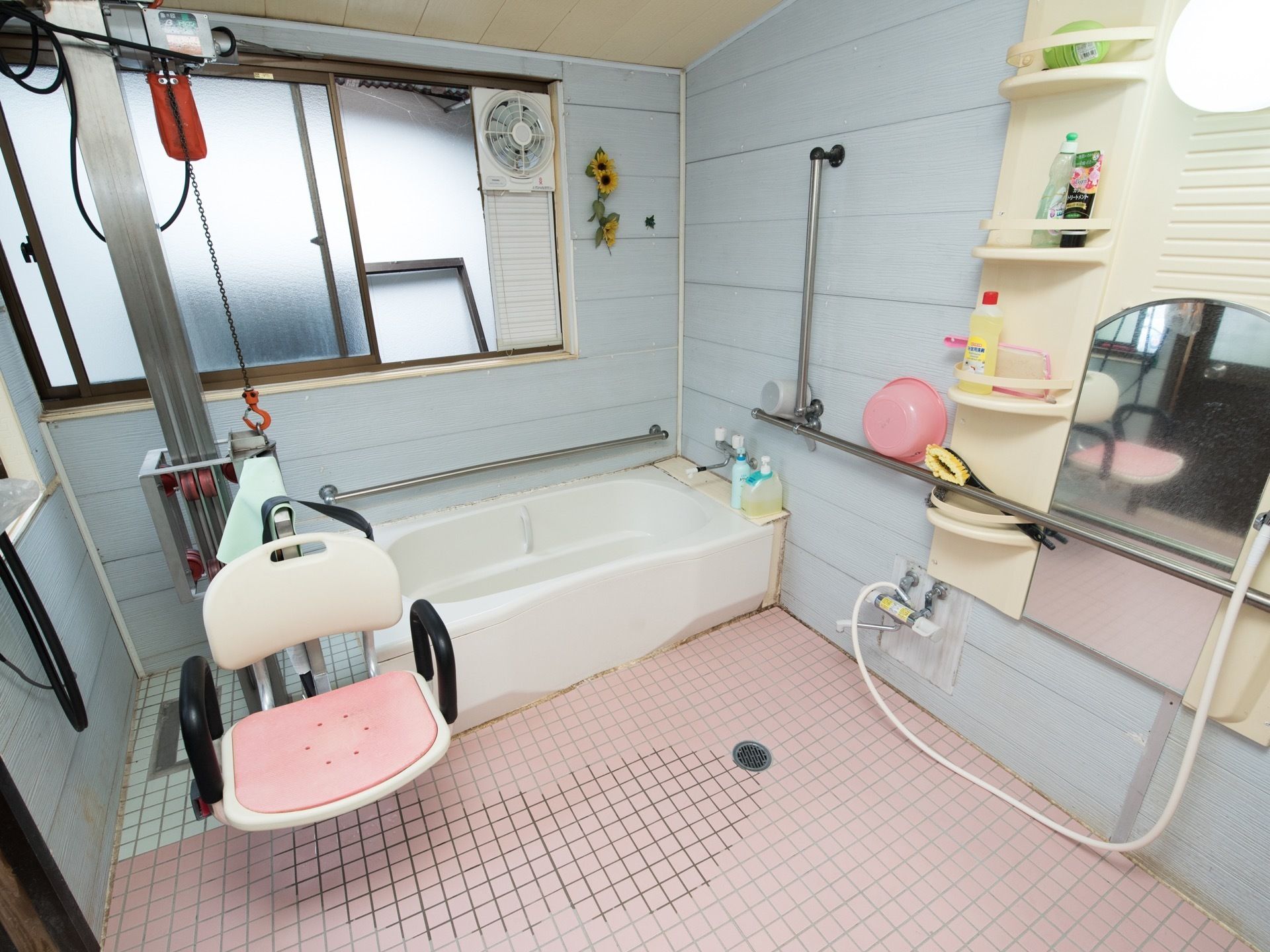 浴室内にリフトを完備しているので、安全に入居者様は入浴介助を受けることができる。広々としているので、ゆったり入浴できる。