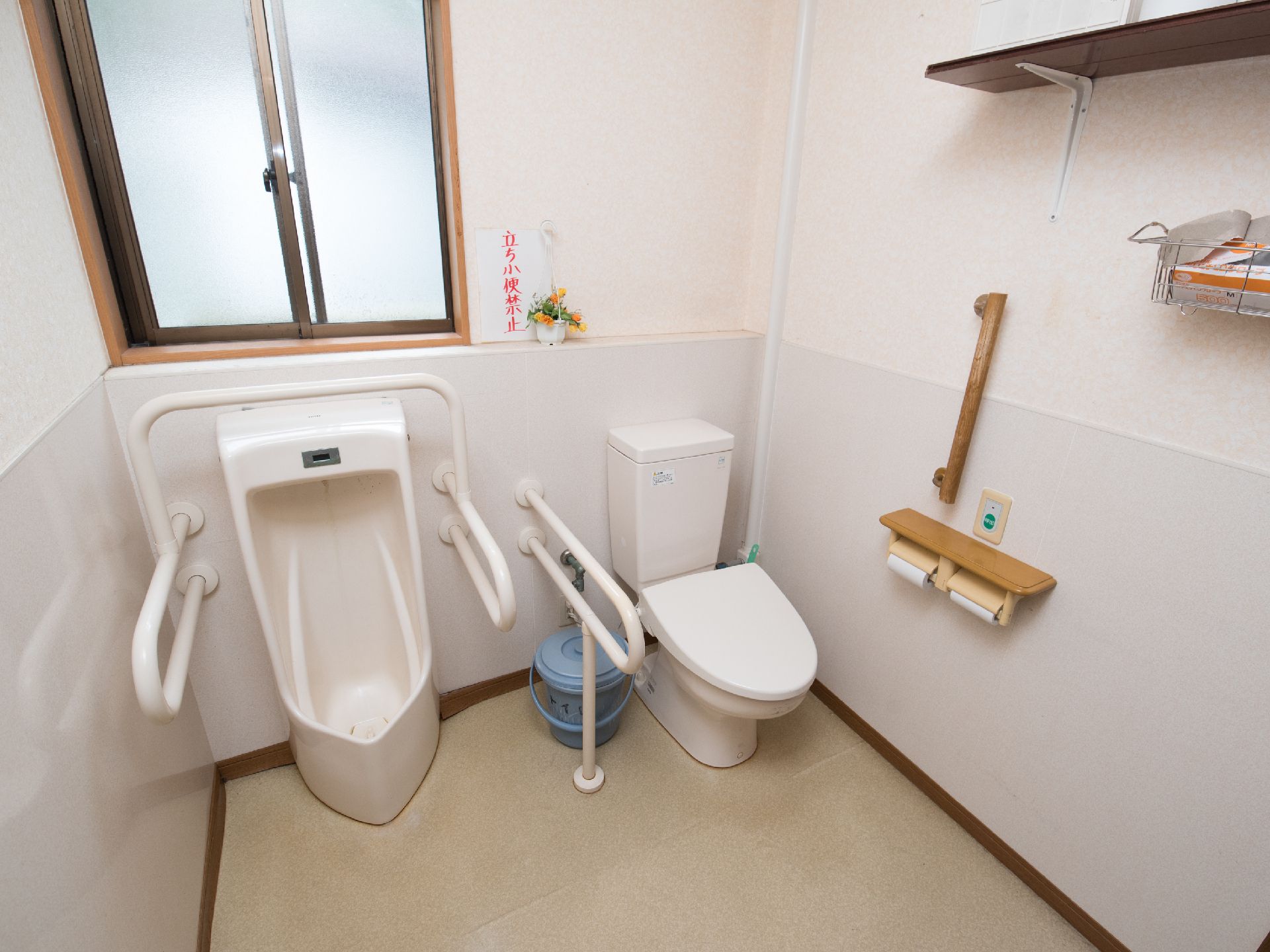 手すりや呼び出しボタンなどの安全対策が講じられた、広いトイレ
