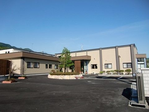 建物の前面には広い駐車場が用意されているため、ご家族などが訪れる際も安心である。玄関は屋根付きとなっている。