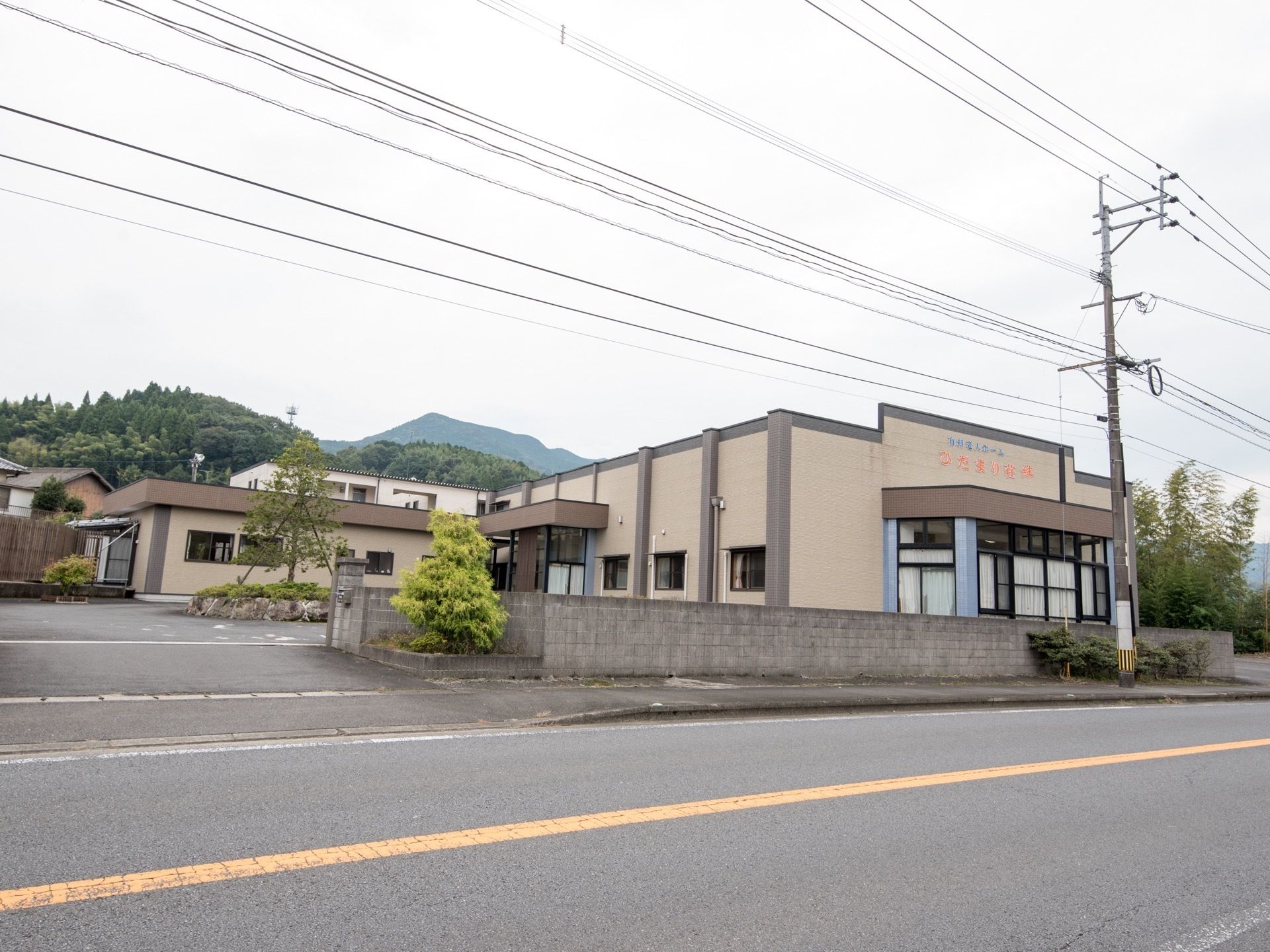 施設の駐車場の出入口は幅員が広くなっている。そのため車両は安全を確認しながら速やかに出入りを行うことができる。