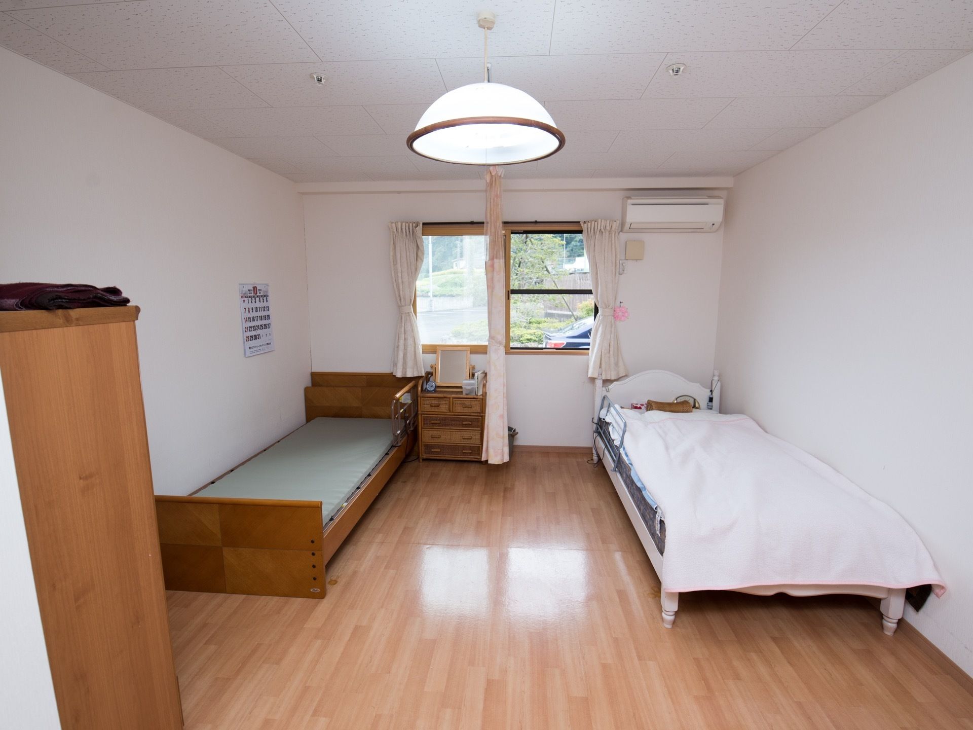 居室の天井にはカーテンレールがある。カーテンを閉めることにより、それぞれの入居者様のプライバシーを確保することができる。