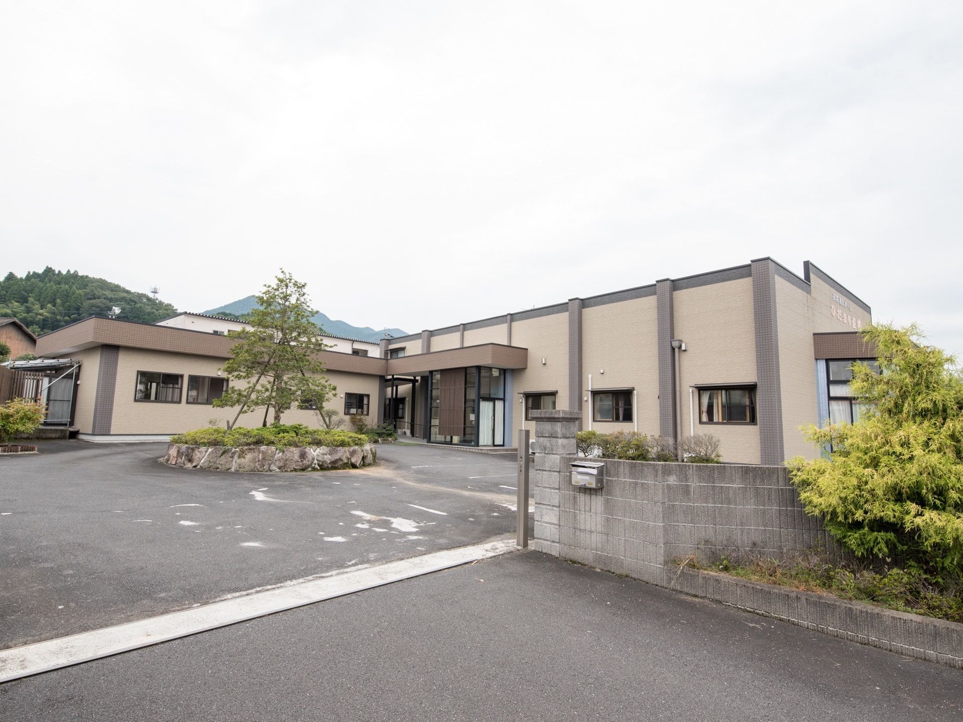 施設の駐車場はロータリーになっている。送迎車両が入居者様を乗降させた後、そのまま通過することが可能である。