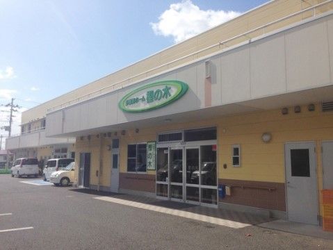 舗装して段差をなくしたバリアフリー構造で、安全に移動できる通路