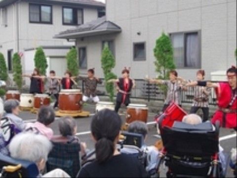 敷地内の駐車スペースで行われた、和太鼓のパフォーマンスを楽しむ入居者様