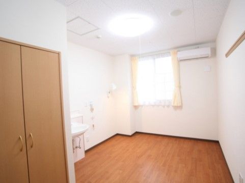 居室は安心してお過ごしいただけるように、バリアフリー設計になっている。エアコンも完備され、快適な室温にすることができる。