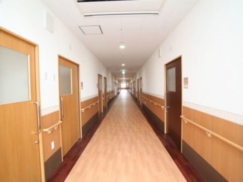 木目調の床は壁側が濃い色になっており、壁との距離感が掴みやすい。扉は少ない力で開け閉めのしやすい引き戸式を採用している。