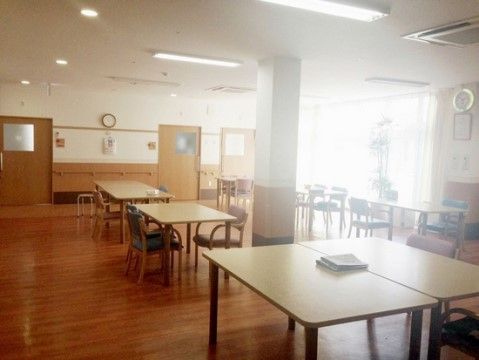机と机との距離がたっぷりあるので車椅子のままでも移動がスムーズに行える。入居者様同士のご歓談の場としてもお使いいただける。