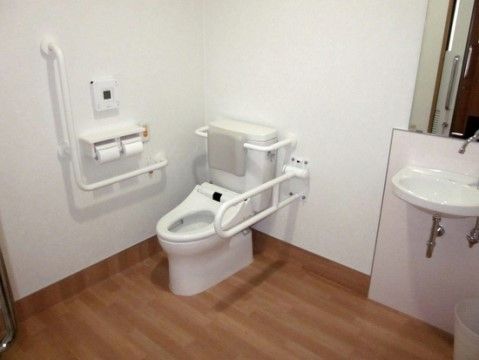 どなた様でもお使いしやすいデザインのトイレには、コールボタンも設置されているので、安心して利用できる。