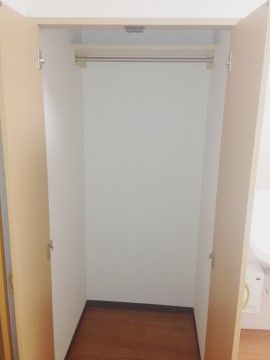 居室にはクローゼットが完備されている。身の回りのお品や、季節ごとのお洋服などをすっきり収納できる。ハンガー掛けもある。