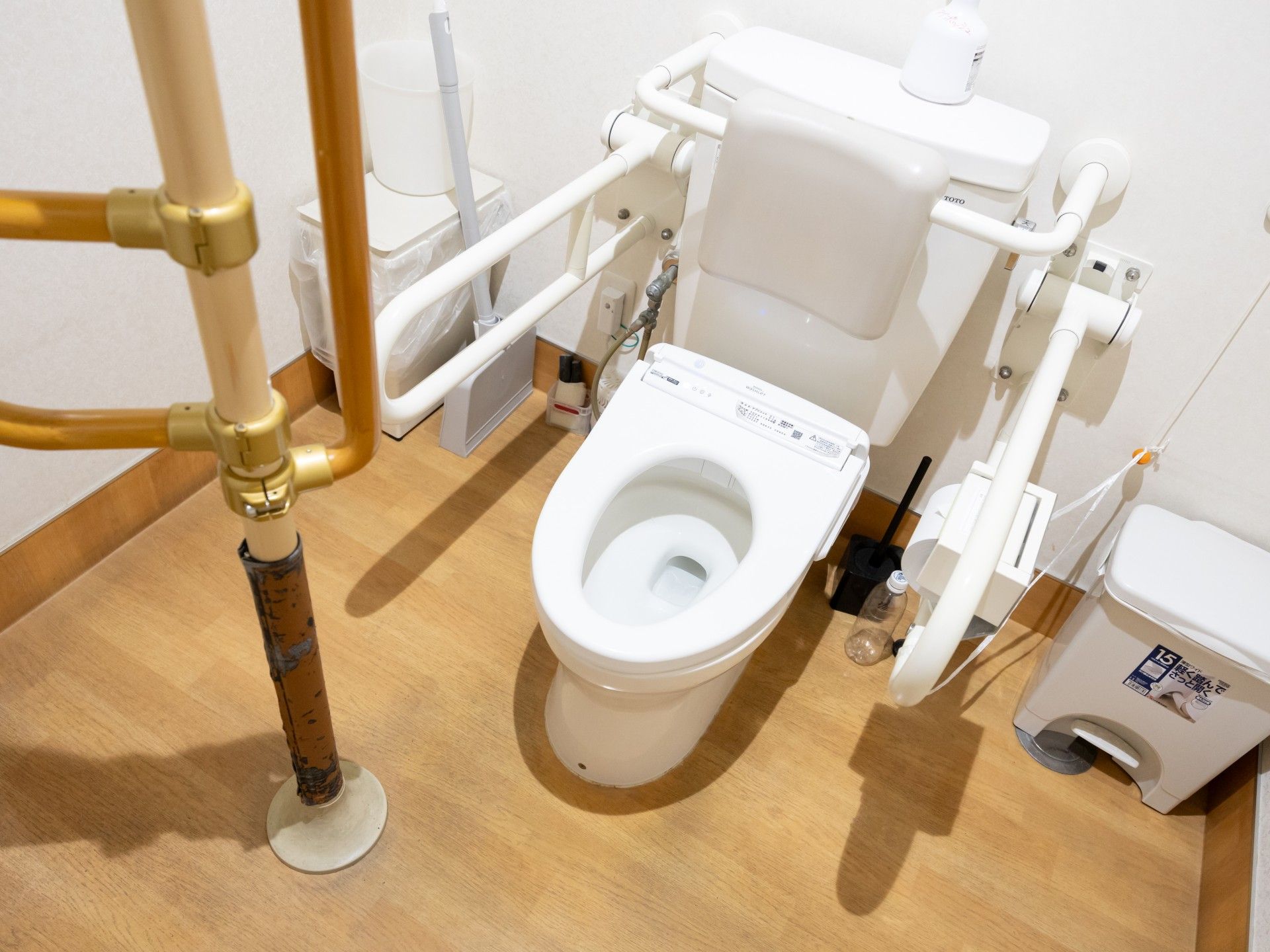 手すり付きのトイレ