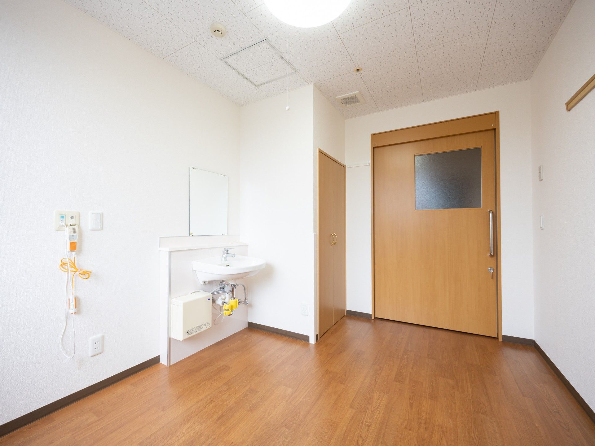 明るい個室の洗面台