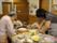 入居者様がスタッフと一緒に、巻き寿司を作っている。大勢で楽しく料理をすることで脳が活性化され、自立した生活を送っていただくことができる。