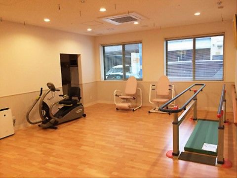 トレーニング機器が置かれた、体を動かしてリハビリを行うことができるスペース