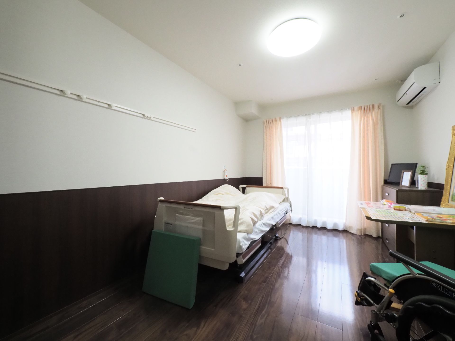 ２Fが明るい部屋の作り対して、３Fはシックな色調であるため高級感がある。電動介護ベッド、エアコンが完備されている。