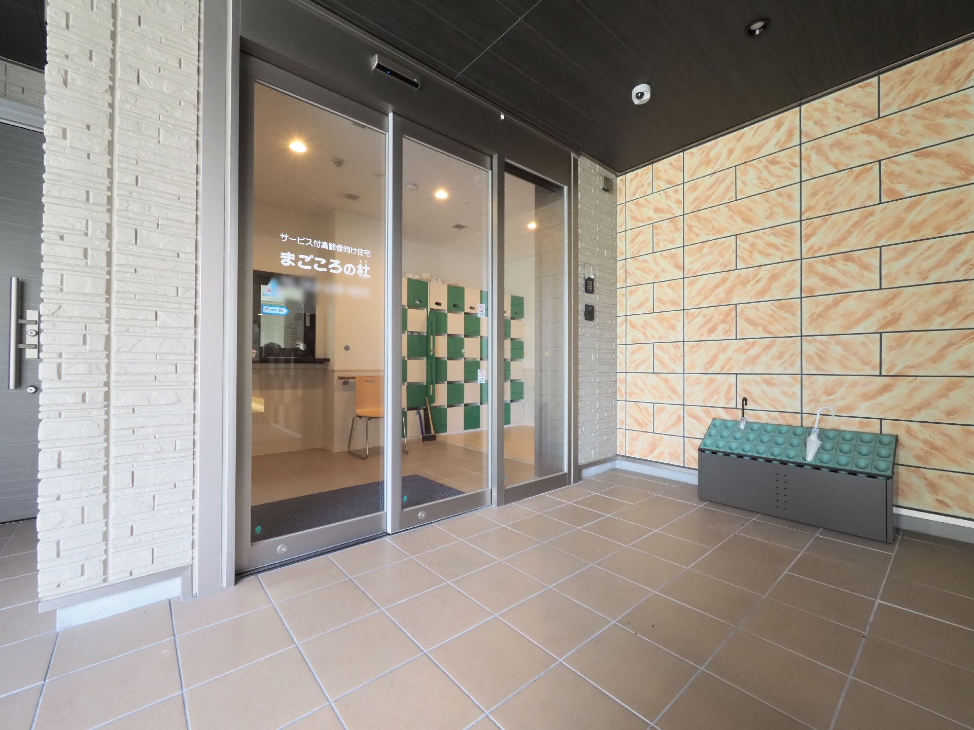 屋根付きで、安全に出入りすることができる自動ドアが設置された玄関