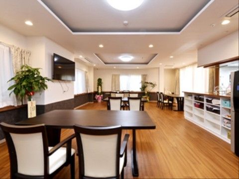 縦にながいリビングルームには、壁の中央部分にテレビが設置してあるため、どの位置からでも鑑賞することが可能である。