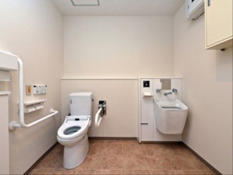 トイレには非常用ボタン・温水洗浄便座・オストメイト対応のトイレなど、使い勝手や安全性に配慮した設備を備えている。