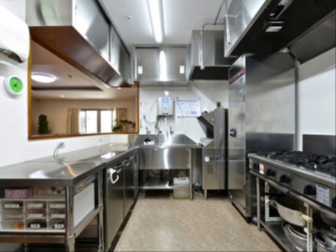 厨房にはコンロとは反対側に広い調理台を設置している。入居者様分の食事を一度に用意するための作業に適したサイズである。