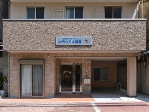 ２階には３つの窓が整列しており、部屋前にはベランダがある。ベランダはある程度の高さがあり、外から内部が見えにくくなっている。