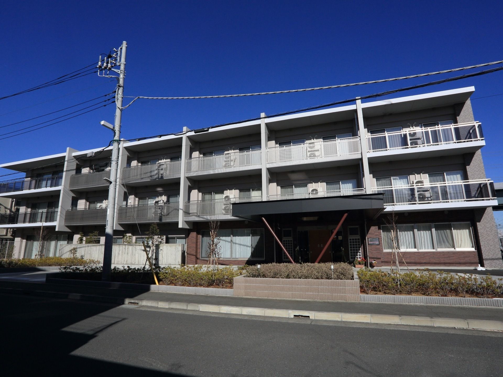 地上３階立て。日当たりが良い。全室にベランダがある。遊歩道と施設の敷地の境目には、植物が植えられている。